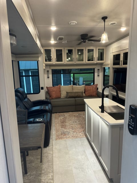 2022 Palomino Columbus 379MBC Towable trailer in La Vergne