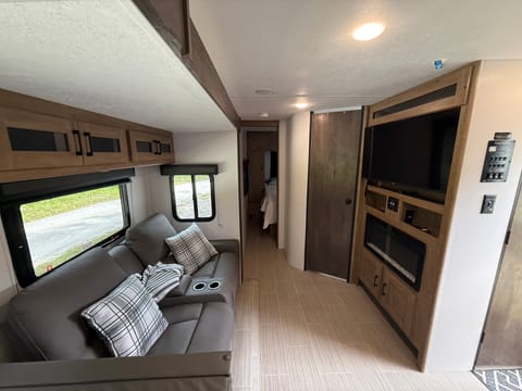 2024 Coachmen Freedom Express Ultra-Lite 320BHDSLE Towable trailer in West Melbourne