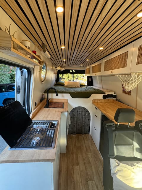 Explore in Style: Modern Campervan for Rent - Pet Friendly Campervan in Oakland