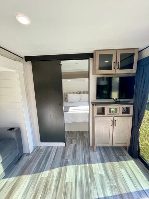 2025 *NEW* Jayco - King Bed - 2 Bdrm Towable trailer in Warner Robins