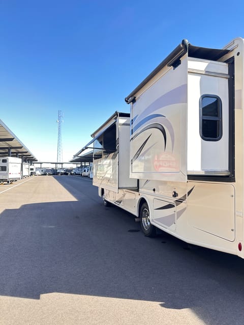 THOR Motor Coach - Luxury Class A motorhome with lot of space Drivable vehicle in San Tan Valley