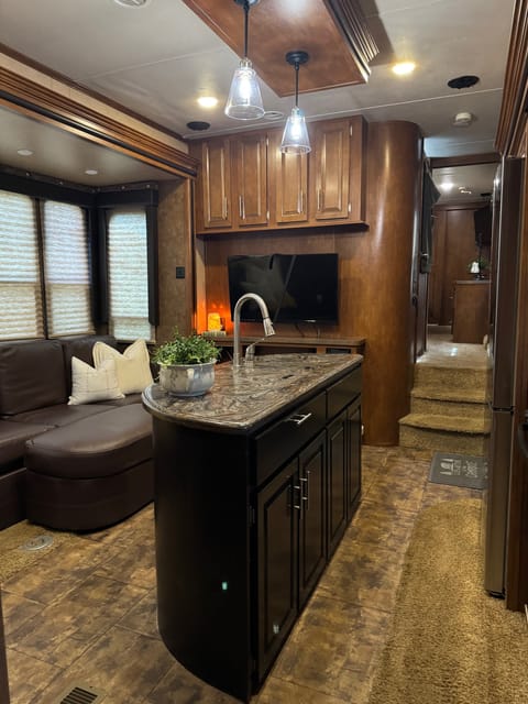 “The Full Retreat” 42’ XLR. BEST VALUED CAMPER! LOW FEES! Towable trailer in Tavares