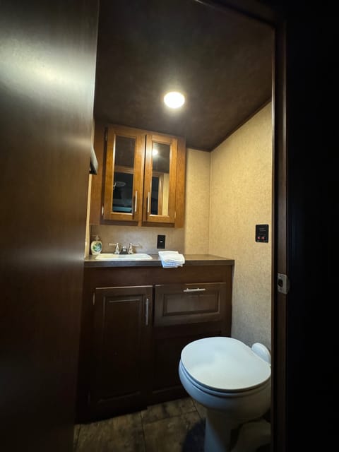 “The Full Retreat” 42’ XLR. BEST VALUED CAMPER! LOW FEES! Towable trailer in Tavares