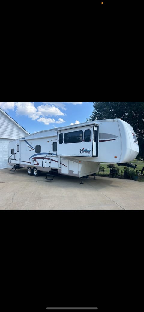 Classy Rolling Retreat Towable trailer in Johnson City