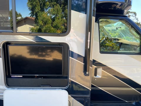 2019 Forester 32ft Luxury RV- Pure Glamping Drivable vehicle in El Cajon