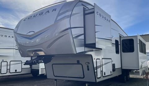 2023 Keystone Cougar 5th Wheel Towable trailer in Apache Junction