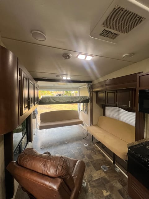 2014 Attitude 28SAG 5th Wheel toyhauler Towable trailer in Villa Park