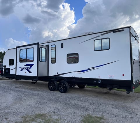 2024 Forest River Vengeance Rogue 39’ toy hauler Towable trailer in DeLand