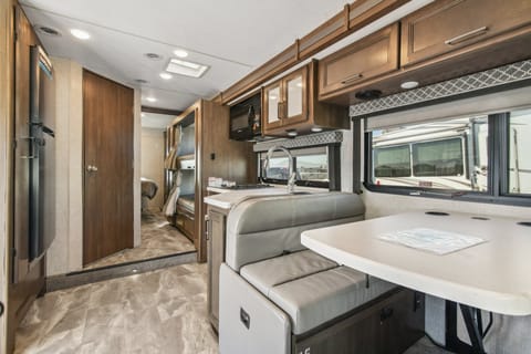 2022 Thor Quantum LF31: Luxurious Family Travel in Phoenix! Drivable vehicle in Laveen Village