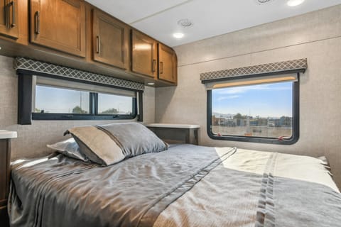 2022 Thor Quantum LF31: Luxurious Family Travel in Phoenix! Drivable vehicle in Laveen Village