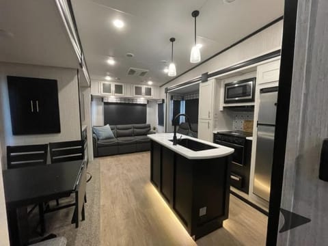 Traveler’s Paradise: Spacious 5th Wheel Escape Towable trailer in Black Forest