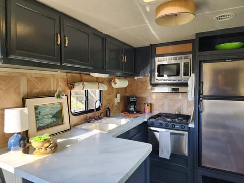 THE HAPPY CAMPER: Newly remodled 33' *DELIVERY ONLY* Sleeps 6 Towable trailer in Hitchcock