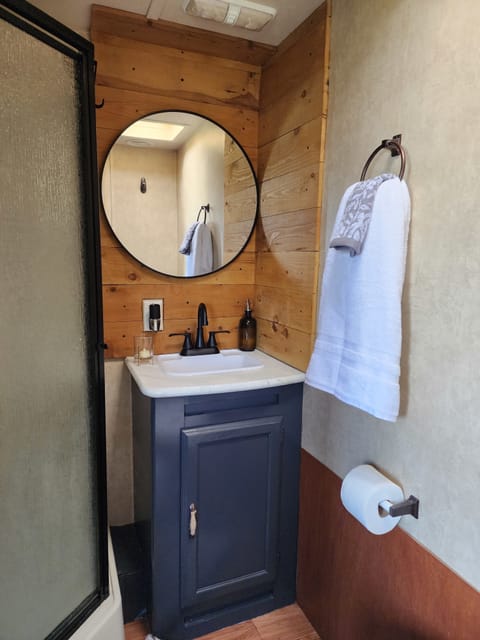 THE HAPPY CAMPER: Newly remodled 33' *DELIVERY ONLY* Sleeps 6 Towable trailer in Hitchcock