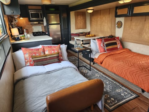 THE HAPPY CAMPER: Newly remodled 33' *DELIVERY ONLY* Sleeps 6 Towable trailer in Hitchcock