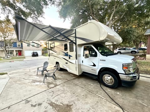 Get Out of Town 2021 Winnebago Minnie Winnie Drivable vehicle in Schertz