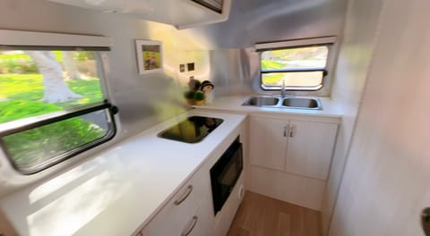 “WAVAGO” Airstream Adventure '22 Boondocking Pet-friendly Towable trailer in Walnut Creek