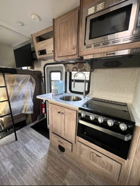 Summit - 24ft Go anywhere motorhome! 2 queens, Full bath, seats 4 Drivable vehicle in Spokane Valley