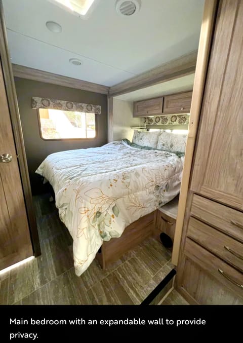 Summit - 24ft Go anywhere motorhome! 2 queens, Full bath, seats 4 Drivable vehicle in Spokane Valley