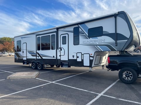 2021 CARBON TOYHAULER **GOOSENECK HITCH** Towable trailer in Manteca