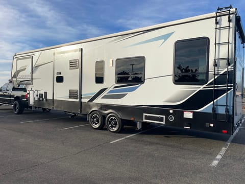 2021 CARBON TOYHAULER **GOOSENECK HITCH** Towable trailer in Manteca