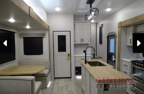 Cozy getaway camper: your home on wheels? Towable trailer in Spring Hill