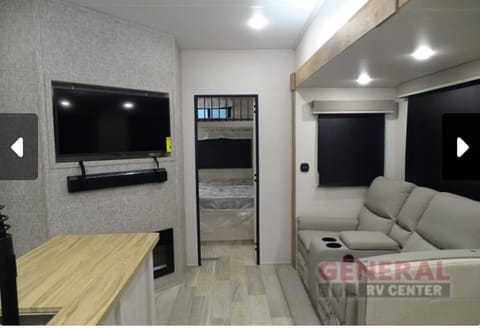 Cozy getaway camper: your home on wheels? Towable trailer in Spring Hill