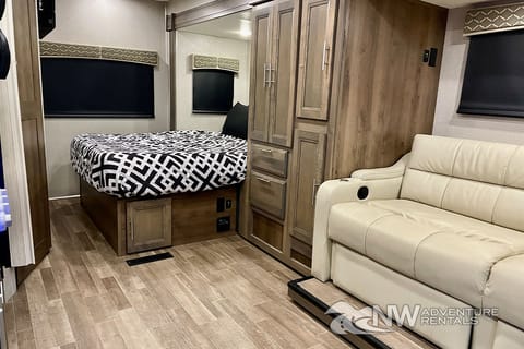 2020 DYNAMAX 24FW Drivable vehicle in Paine Lake Stickney