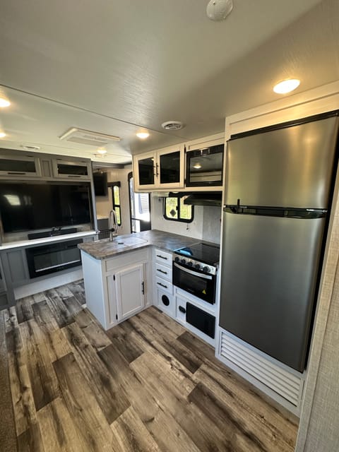 2023 Crossroads Volante 34BH - Kid and Pet Friendly! Towable trailer in Seguin