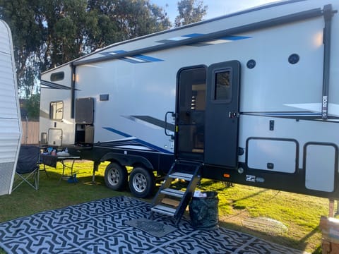 2021 2 bedroom 5th wheel. Towable trailer in Pismo Beach