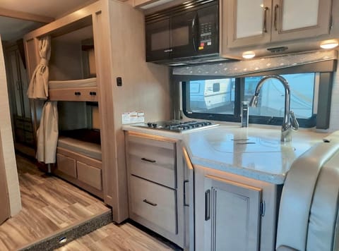 2023 Thor Fourwinds Camping RV 31E Drivable vehicle in Auburn