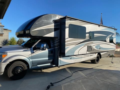 Happy Camper Thor Motor Coach Four Winds 35SF Drivable vehicle in Lake Elsinore