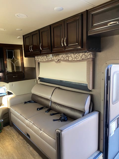 Happy Camper Thor Motor Coach Four Winds 35SF Drivable vehicle in Lake Elsinore