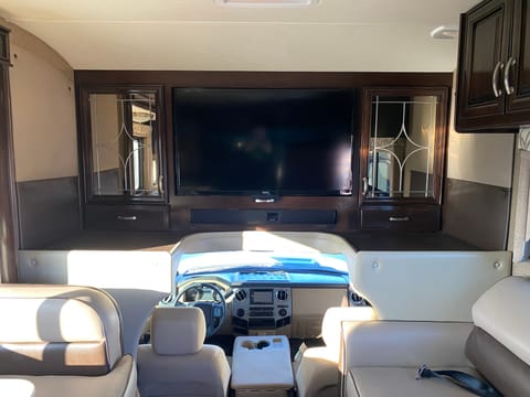 Happy Camper Thor Motor Coach Four Winds 35SF Drivable vehicle in Lake Elsinore