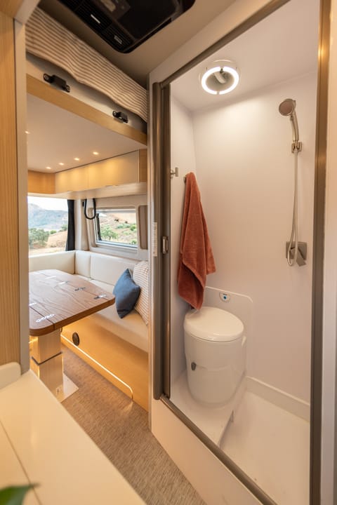 "Betty" | Noovo Plus - Heat/AC, Shower, Sleeps 4 Campervan in Albuquerque