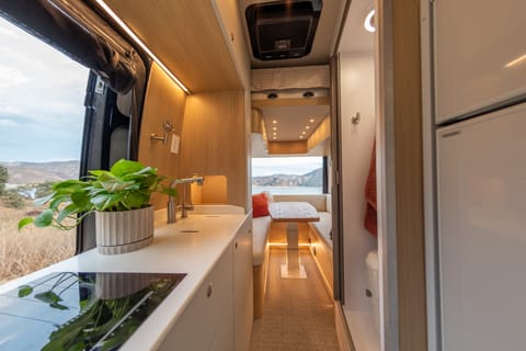 "Betty" | Noovo Plus - Heat/AC, Shower, Sleeps 4 Campervan in Albuquerque