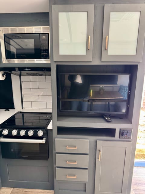 Cozy Couples Getaway Camper. Towable trailer in Westminster