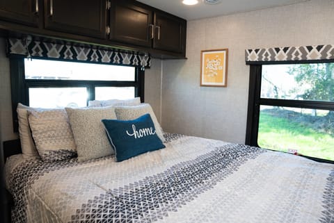 Entegra Odyssey 31F: The Ultimate Luxury Motorhome Drivable vehicle in Elk Grove