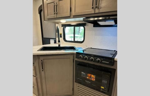 2025 Hideout 31-3 - Rate includes Delivery, Insurance & Fees* Towable trailer in New Braunfels