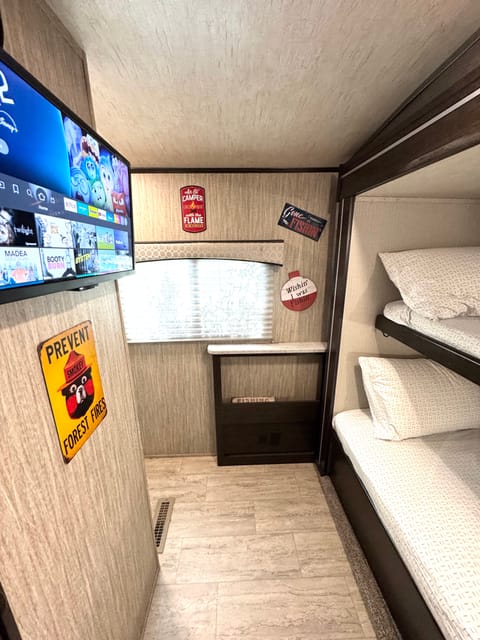 Shadow Cruiser M289 RBS / Bunkroom with additional restroom Towable trailer in Menifee
