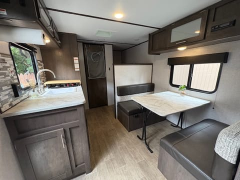 Coleman Dutchmen 17B 2021 Light Travel Trailer Towable trailer in Vancouver