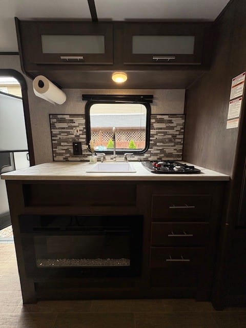 Coleman Dutchmen 17B 2021 Light Travel Trailer Towable trailer in Vancouver