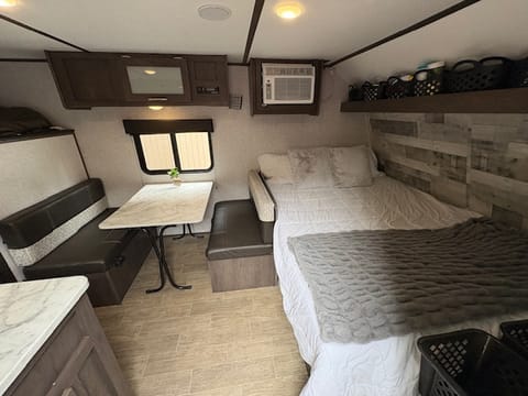 Coleman Dutchmen 17B 2021 Light Travel Trailer Towable trailer in Vancouver