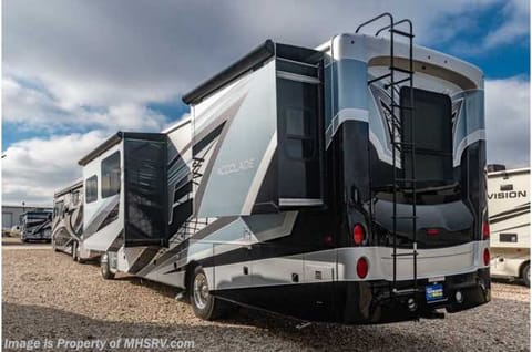 Super C Entegra Accolade 37M - 40 feet long Drivable vehicle in Springdale