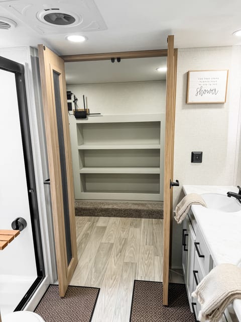 2025 Forest River Sandpiper - Luxury 5th Wheel Towable trailer in Wildomar