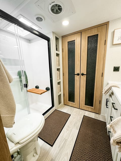 2025 Forest River Sandpiper - Luxury 5th Wheel Towable trailer in Wildomar