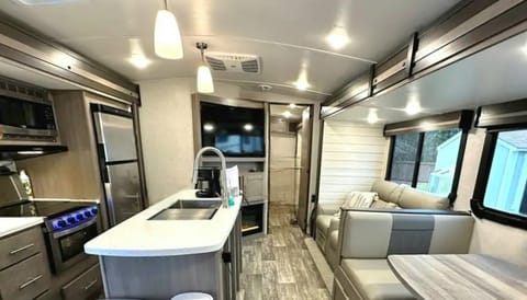 Expedition- 38 ft 2 bedroom 1.5 bath luxury 4 season loaded Bunkhouse Towable trailer in Spokane Valley