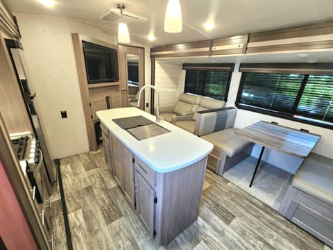 Expedition- 38 ft 2 bedroom 1.5 bath luxury 4 season loaded Bunkhouse Towable trailer in Spokane Valley