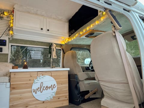 Winter Forest - Your Cozy Cabin On Wheels Campervan in Hillsboro