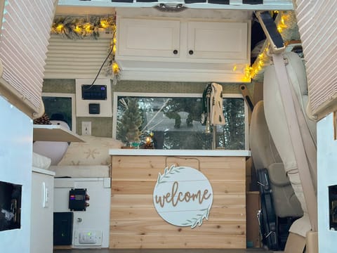 Winter Forest - Your Cozy Cabin On Wheels Campervan in Hillsboro
