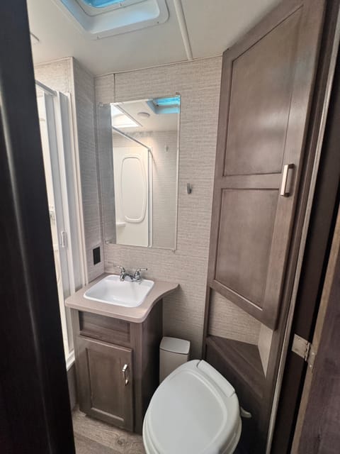 Minnie Winnie 22R Drivable vehicle in Corona